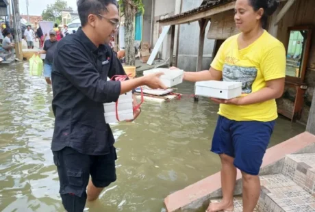 Bank DKI Serahkan Bantuan Logistik untuk Penyintas Banjir di Demak