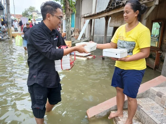 Bank DKI Serahkan Bantuan Logistik untuk Penyintas Banjir di Demak